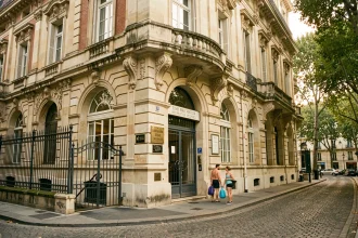 Façade de la piscine de la Butte aux Cailles à Paris avec nageurs attendant à l'entrée un matin de semaine
