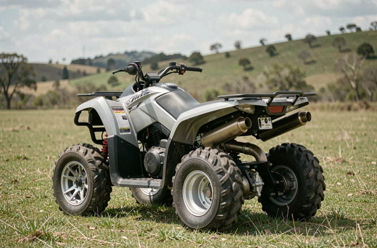 Yamaha Raptor 700 photographié en extérieur sur terrain herbeux pour annonce de revente, vue 3/4 arrière