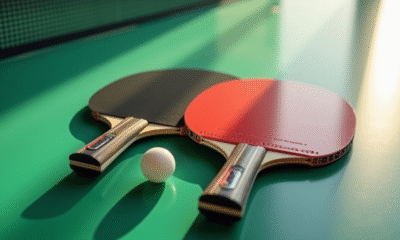 Raquettes de pingpong neuves avec balle sur table lumineuse