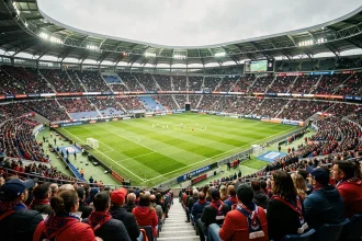 Vue panoramique du stade de l'Olympique Lyonnais rempli de supporters lors d'un match historique