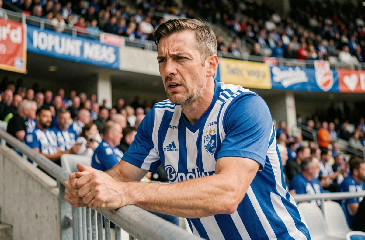 Supporter du Racing Club de Strasbourg accroché à la rambarde du stade, regardant le match avec intensité lors d'une rencontre de Ligue 1 2026